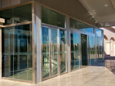 办公大楼玻璃门安装案例