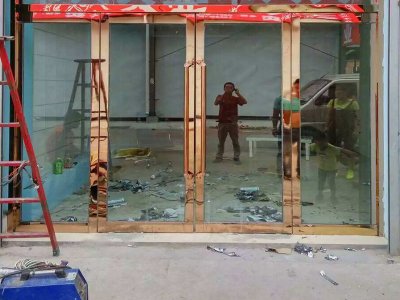 米线店铺玻璃门维修
